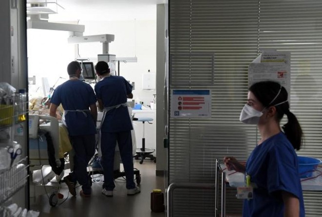 Các bệnh viện ở Paris đang chịu áp lực rất lớn trước đại dịch Covid-19.