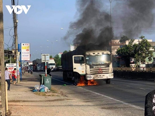 Xe tải bốc cháy trên Quốc lộ 1A qua địa phận huyện Núi thành, tỉnh Quảng Nam.