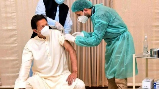 Thủ tướng Pakistan Imran Khan tiêm mũi vaccine đầu tiên ngừa Covid-19. (Ảnh: www.news.cn).