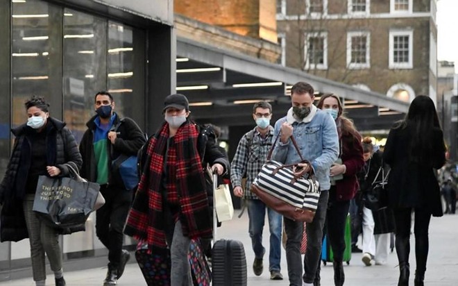 Người dân ở thủ đô London của Anh đeo khẩu trang ngừa dịch Covid-19. Ảnh: Reuters.