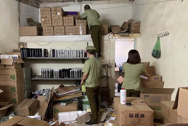 Lực lượng Quản lý thị trường Hà Nội kiểm tra kho hàng nghi chứa mỹ phẩm nhập lậu. (Ảnh: PV/Vietnam+).