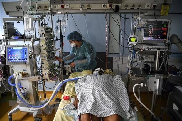 Nhân viên y tế điều trị cho bệnh nhân COVID-19 tại một bệnh viện ở Paris, Pháp. (Ảnh: AFP/TTXVN).
