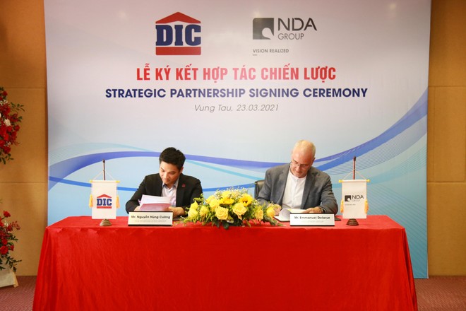 Ông Nguyễn Hùng Cường – Phó chủ tịch HĐQT Tập đoàn DIC (bên trái) và Ông Emmanuel Delarue – Tổng giám Đốc NDA Group (bên phải) ký kết hợp đồng hợp tác chiến lược.
