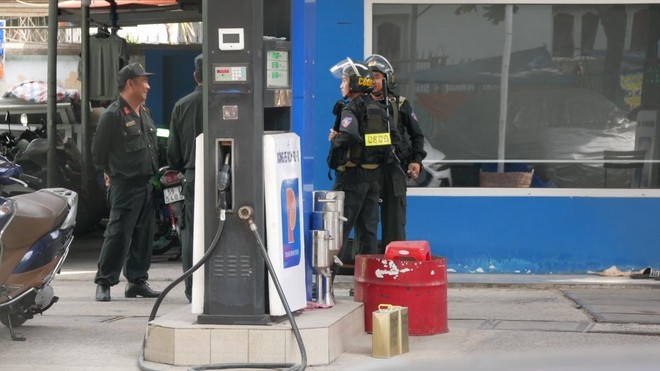 Lực lượng chức năng phong tỏa cửa hàng xăng dầu số 1 của Công ty TNHH dầu khí Thanh Bình.