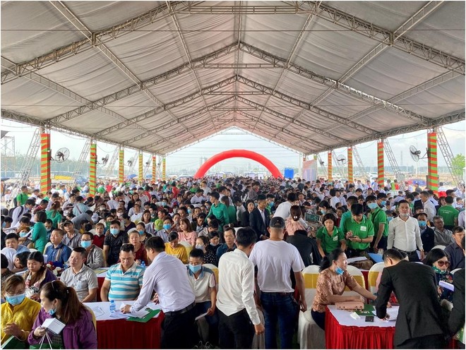 Hơn 2.000 khách hàng tham gia lễ mở bán một dự án tại Bàu Bàng dịp trước Tết Nguyên đán 2021.