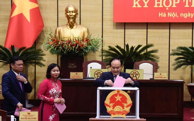 Chủ tịch HĐND thành phố Hà Nội Nguyễn Ngọc Tuấn bỏ phiếu bầu Ủy viên UBND thành phố.