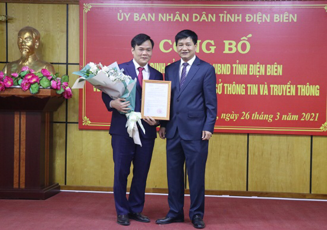 Ông Lê Thành Đô (bên phải), Chủ tịch UBND tỉnh Điện Biên trao Quyết định bổ nhiệm Giám đốc Sở Thông tin và truyền thông tỉnh Điện Biên đối với ông Vũ Anh Dũng.