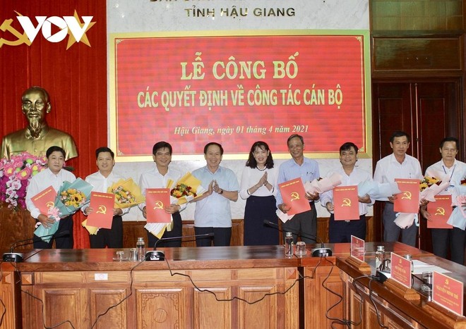 Ông Lê Tiến Châu (thứ tư từ trái qua)- Ủy viên Trung ương Đảng, Bí thư Tỉnh ủy Hậu Giang trao Quyết định bổ nhiệm, bổ nhiệm lại cho các cán bộ.