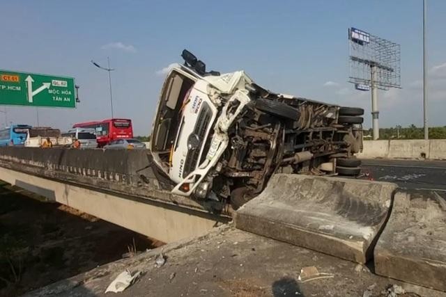 Sau cú tông mạnh của xe khách, xe tải bị lật trên tuyến cao tốc Trung Lương - TPHCM.