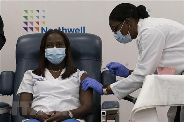Nhân viên y tế được tiêm vaccine phòng COVID-19 tại trung tâm y tế ở Queens thuộc New York, Mỹ ngày 14/12/2020. (Ảnh: AFP/TTXVN).