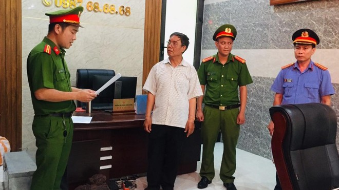 Thi hành các quyết định khởi tố bị can, lệnh bắt tạm giam 4 tháng đối với ông Bùi Văn Ần.