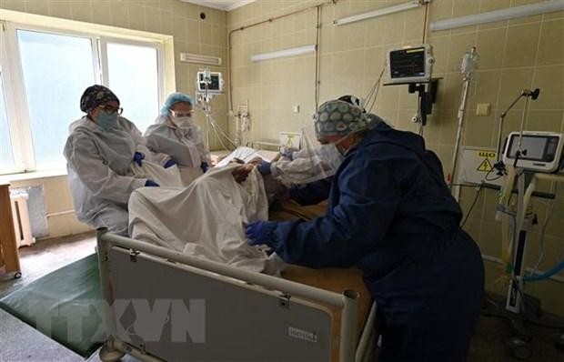 Nhân viên y tế điều trị cho bệnh nhân COVID-19 tại một bệnh viện ở Lviv, Ukraine. (Ảnh: THX/TTXVN).