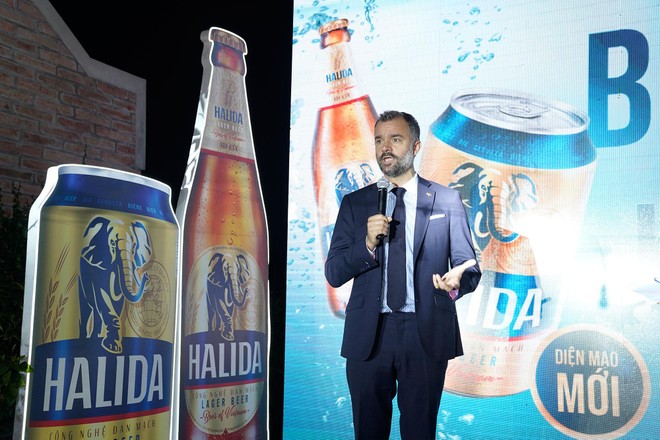 ông Nathaniel Moxom - Tổng Giám đốc Carlsberg Việt Nam chia sẻ tại sự kiện ra mắt bia Halida mới.