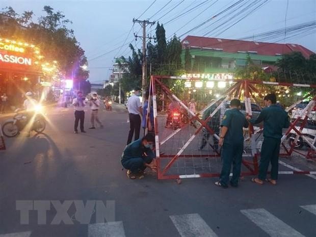 Lực lượng chức năng dỡ bỏ phong tỏa khu vực cách ly liên quan tới bệnh nhân người Trung Quốc tại phường An Phú, thành phố Thuận An, Bình Dương. (Ảnh: Huyền Trang/TTXVN).