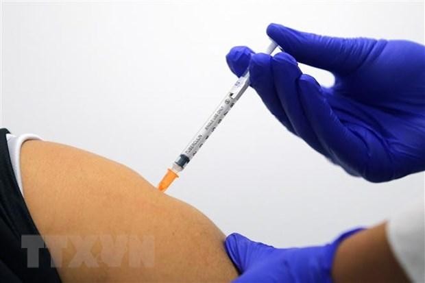 Tiêm vaccine ngừa COVID-19 của Hãng Pfizer/BioNTech tại Sydney, Australia. (Ảnh: AFP/TTXVN).