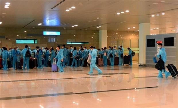 Công dân Việt Nam từ Đài Loan về nước được tiếp nhận, sắp xếp về khu cách ly y tế theo quy định. (Ảnh: TTXVN phát).
