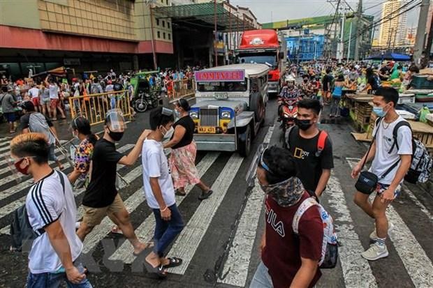 Người dân đeo khẩu trang phòng lây nhiễm COVID-19 tại Manila, Philippines. (Ảnh: THX/TTXVN).