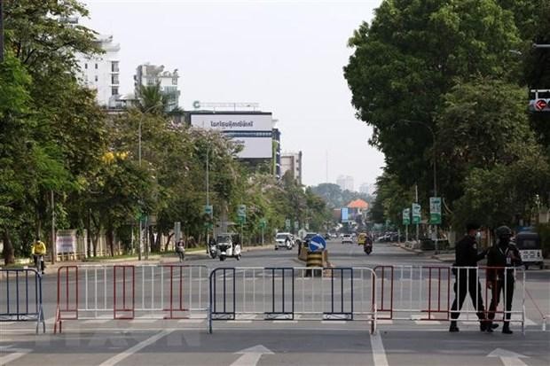 Cảnh sát phong tỏa một tuyến đường nhằm ngăn chặn sự sự lây của dịch COVID-19 tại Phnom Penh, Campuchia. (Ảnh: THX/TTXVN).