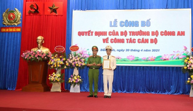 Thượng tướng Lê Quý Vương trao Quyết định và chúc mừng Đại tá Bùi Duy Hưng.