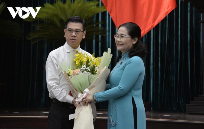 Ông Nguyễn Văn Dũng nhận hoa chúc mừng từ Chủ tịch HĐND TPHCM Nguyễn Thị Lệ.