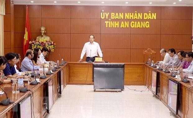 Ủy ban nhân dân tỉnh An Giang họp bàn giải pháp phòng, chống dịch COVID-19. (Ảnh: Thanh Sang/TTXVN).