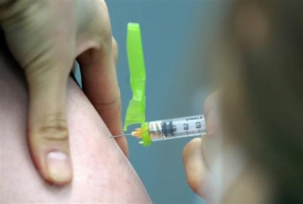 Nhân viên y tế tiêm vaccine Pfizer phòng COVID-19 cho người dân tại Busan, Hàn Quốc, ngày 3/3/2021. (Nguồn: Yonhap/TTXVN).