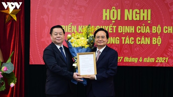 Trưởng Ban Tuyên giáo Trung ương - Nguyễn Trọng Nghĩa (trái) trao quyết định cho ông Phùng Xuân Nhạ. (Ảnh: Trọng Phú).