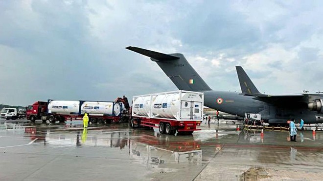Máy bay Không quân Ấn Độ tại Singapore để nhận các bồn chứa oxy lỏng. Ảnh: ANI.