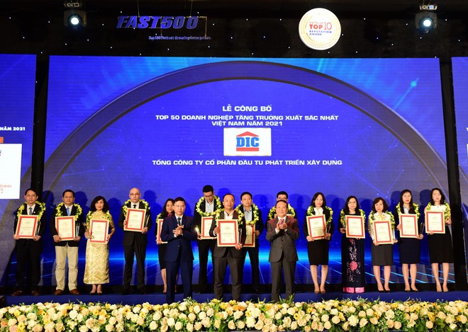 Đại diện Tập đoàn DIC nhận giải thưởng “Top 50 Doanh nghiệp tăng trưởng xuất sắc nhất Việt Nam năm 2021”.