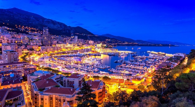 Bến du thuyền Hercules (Monaco) lung linh về đêm.