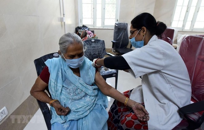 Tiêm vaccine ngừa COVID-19 cho người dân tại bang Uttar Pradesh, Ấn Độ, ngày 10/4/2021. (Ảnh: THX/TTXVN).