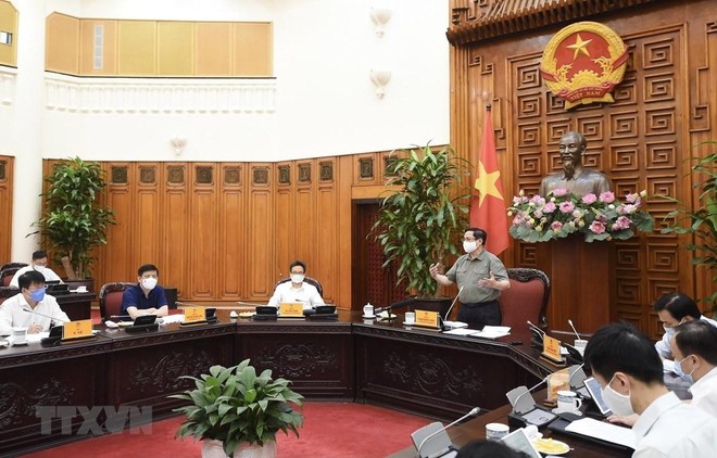 Thủ tướng Phạm Minh Chính chủ trì cuộc họp với Thường trực BCĐ Quốc gia phòng, chống dịch COVID-19. (Ảnh: TTXVN).