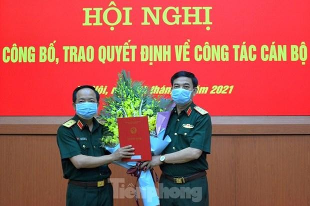 Thượng tướng Phan Văn Giang (bên phải) trao Quyết định bổ nhiệm cho Trung tướng Trịnh Văn Quyết. Ảnh: Tiền Phong