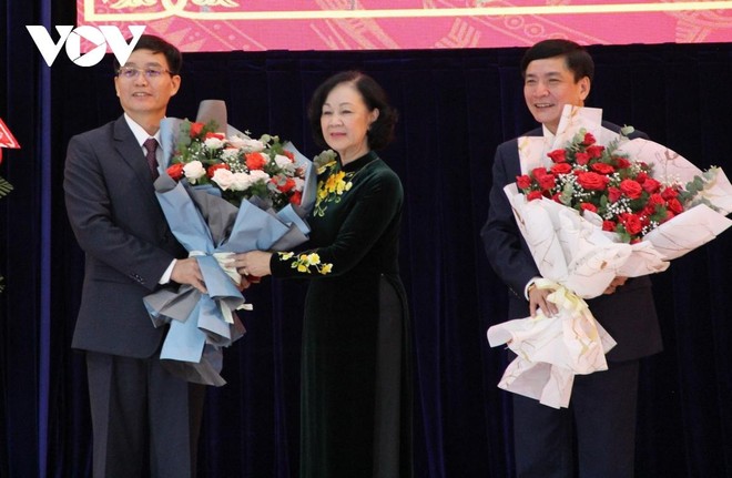 Bà Trương Thị Mai trao Quyết định, tặng hoa chúc mừng tân Bí thư Tỉnh ủy Đắk Lắk Nguyễn Đình Trung.