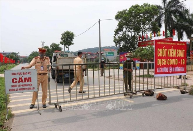 Lực lượng chức năng lập rào chăn chốt dịch tại thôn Kiều, xã Hiên Vân, huyện Tiên Du, tỉnh Bắc Ninh. (Ảnh: TTXVN).