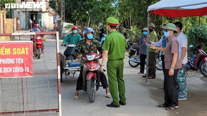 Lực lượng chức năng huyện Thuận Thành lập 7 chốt chặn, kiểm soát dịch bệnh Covid-19 tại xã Mão Điền và không cho người dân trong xã di chuyển ra ngoài.