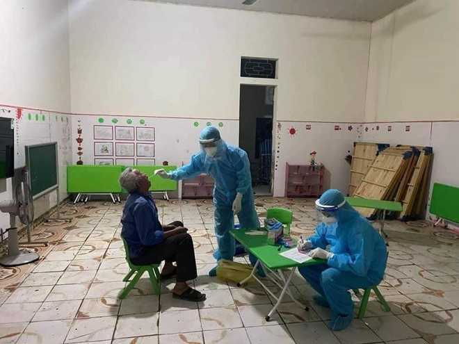 Ngành y tế Nghệ An lấy mẫu xét nghiệm các trường hợp liên quan đến bệnh nhân ở thị xã Hoàng Mai.