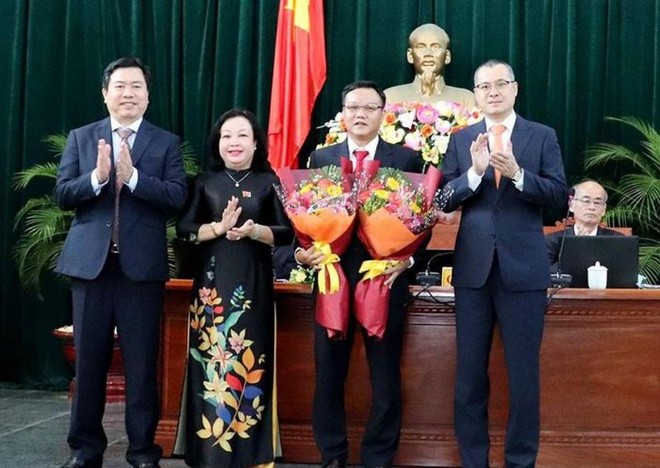 Lãnh đạo tỉnh Phú Yên chúc mừng ông Đào Mỹ được bầu làm Phó Chủ tịch UBND tỉnh Phú Yên nhiệm kỳ 2016-2021. Ảnh: Báo Chính phủ.