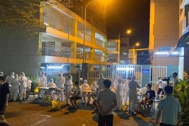 Nhân viên y tế lấy mẫu xét nghiệm SARS-CoV-2 xuyên đêm tại công ty Canon Việt Nam.
