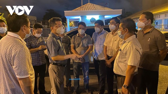 Ông Nguyễn Văn Quảng, Bí thư Thành ủy Đà Nẵng (đứng giữa) đang chỉ đạo chống dịch trước cổng Khu Công nghiệp An Đồn trong đêm 11/5.