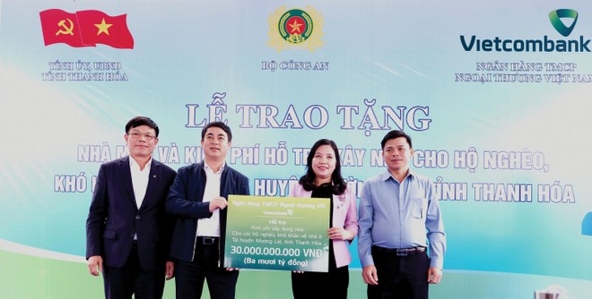Ngoài hoạt động kinh doanh, các ngân hàng Việt Nam tích cực tham gia các hoạt động xã hội.