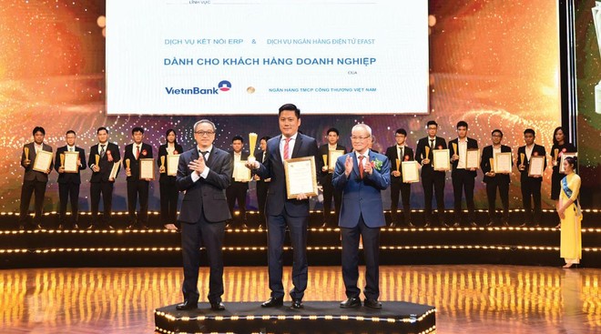 Ông Lê Duy Hải - Giám đốc Khối Khách hàng doanh nghiệp đại diện VietinBank nhận Giải thưởng Sao Khuê với 2 sản phẩm, dịch vụ gồm: VietinBank eFAST và Dịch vụ kết nối ERP dành cho khách hàng doanh nghiệp.
