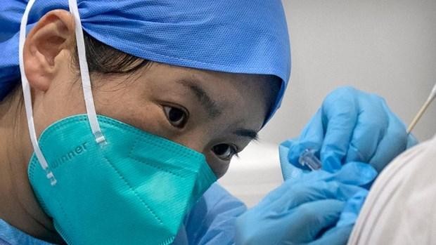Nhân viên y tế tiêm vaccine ngừa COVID-19 cho một bệnh nhân tại một cơ sở tiêm chủng ở Bắc Kinh. (Nguồn: AP).