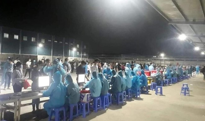 Nhân viên y tế lấy mẫu xét nghiệm cho công nhân khu công nghiệp huyện Việt Yên.