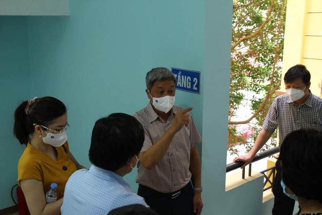 Thứ trưởng Nguyễn Trường Sơn bàn mô hình test nhanh với các thành viên Bộ phận công tác đặc biệt của Bộ Y tế tại Bắc Giang.