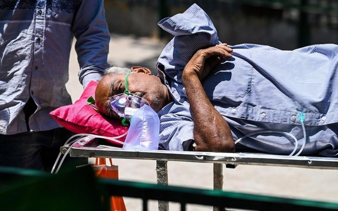 Bệnh nhân Covid-19 của Ấn Độ chờ cấp cứu. Ảnh: AFP.