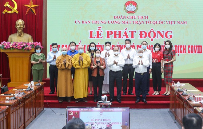 Chủ tịch nước Nguyễn Xuân Phúc chụp ảnh lưu niệm cùng các cơ quan, tổ chức, doanh nghiệp chung tay ủng hộ công tác phòng, chống dịch Covid-19.