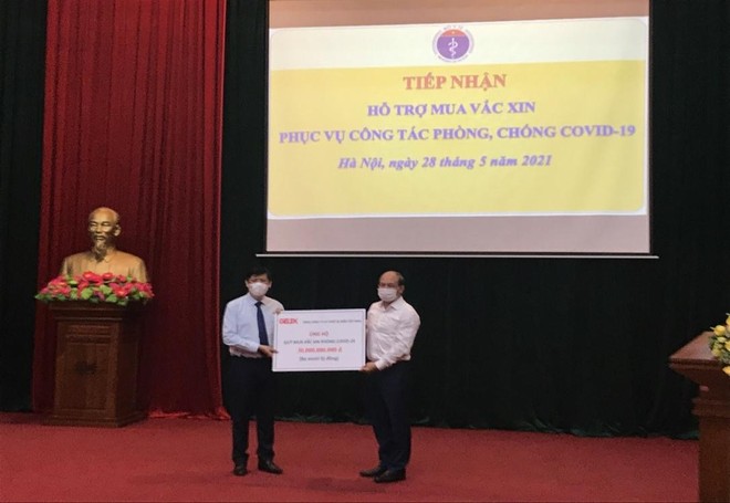 Ông Nguyễn Trọng Tiếu – Phó Chủ tịch HĐQT GELEX (ảnh phải) trao số tiền 30 tỷ đồng ủng hộ Quỹ vắc-xin phòng chống COVID-19 cho Bộ trưởng Bộ Y tế.