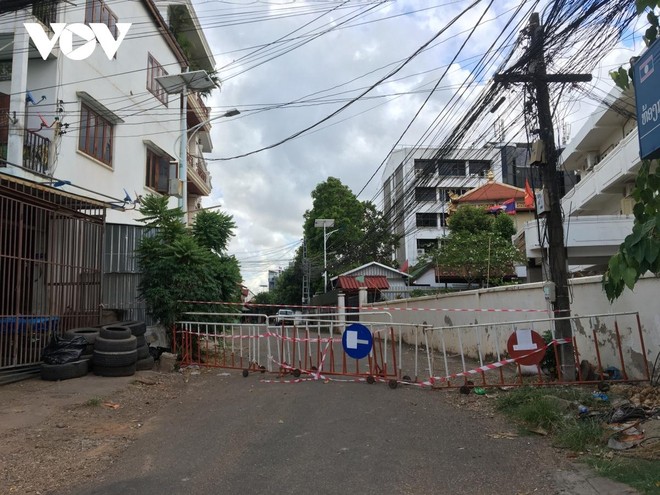 Con ngõ bên cạnh chùa Phật Tích- Vientiane vào nhà bệnh nhân Covid-19 này đã được rào kín từ vài tuần nay.