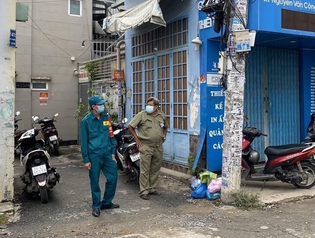 Lực lượng chức năng chốt chặn tại hẻm 415 Nguyễn Văn Công (phường 3, quận Gò Vấp, Thành phố Hồ Chí Minh) nơi có điểm sinh hoạt của giáo phái truyền giáo Phục Hưng. (Ảnh: Hồng Giang/TTXVN).